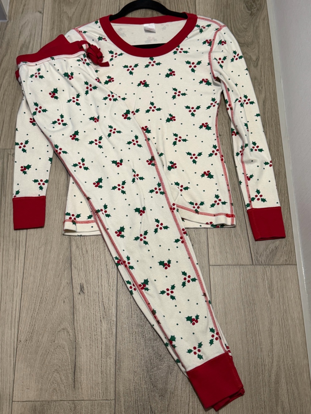 Hanna Andersson Cream Holiday Holly Pajama Set with Red Trim